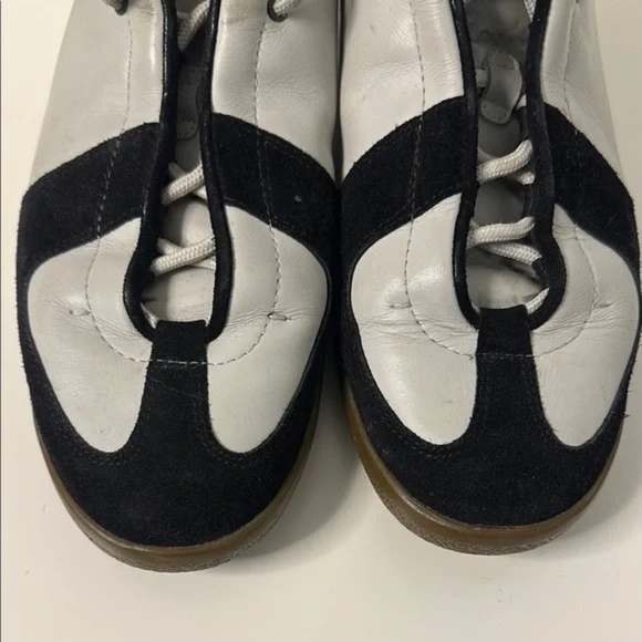 Gucci Black and Gray Athletic Shoes with Lace-Up Closure - Picture 2 of 7